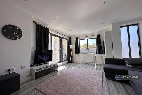 3 bedroom end of terrace house to rent, Richmond Mews, London, SE6
