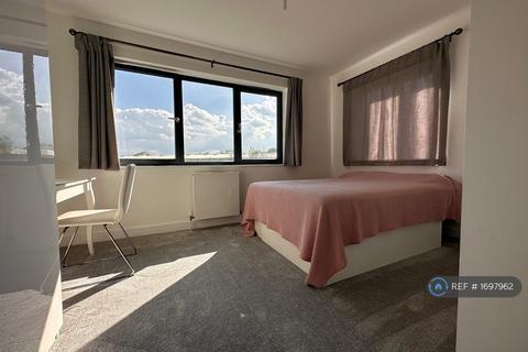 3 bedroom end of terrace house to rent, Richmond Mews, London, SE6