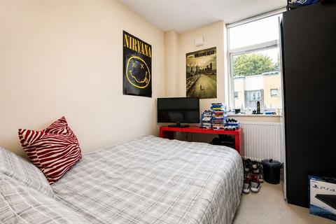2 bedroom flat to rent, Horton Road, West Drayton UB7