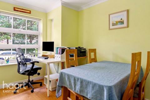 3 bedroom townhouse for sale, Ambassador Gardens, London