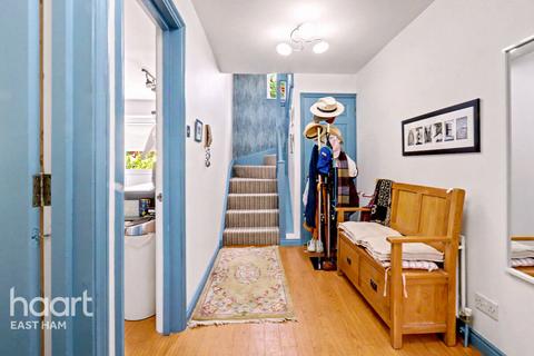 3 bedroom townhouse for sale, Ambassador Gardens, London