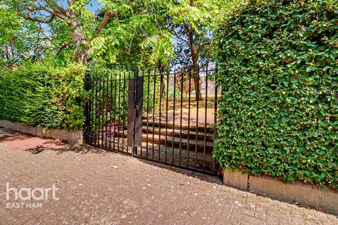 3 bedroom townhouse for sale, Ambassador Gardens, London