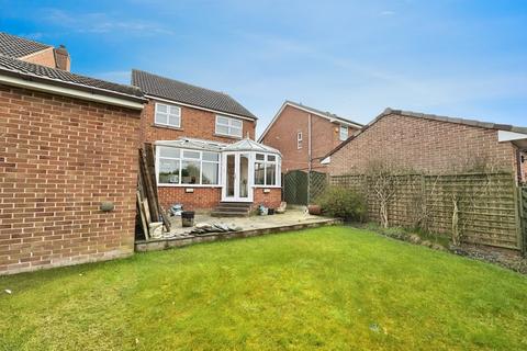 4 bedroom detached house for sale, Kenilworth Close, Mirfield, WF14
