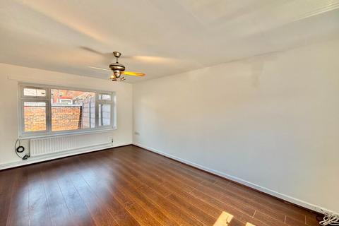 2 bedroom detached house to rent, Gerald Road, Salford M6