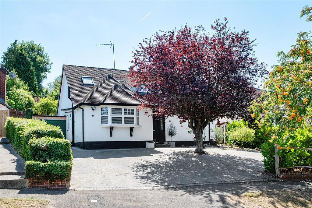 Detached house exterior, driveway