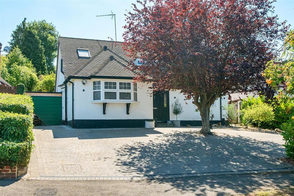 Detached house exterior, driveway