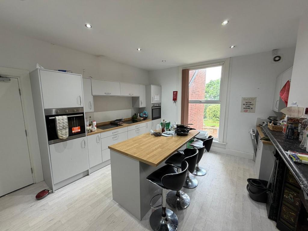 House in Leeds, West Yorkshire - View 4