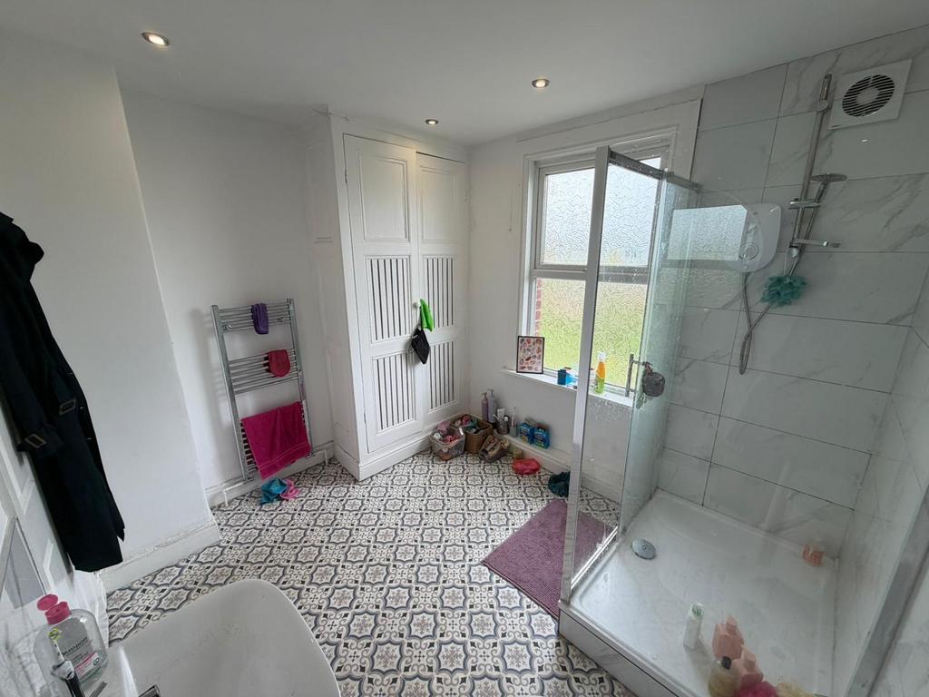 House in Leeds, West Yorkshire - View 5