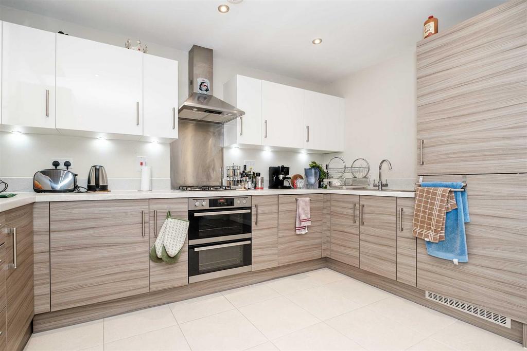 Apartment in West Drayton - View 3