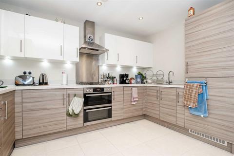 3 bedroom penthouse to rent, Otter Way, West Drayton UB7