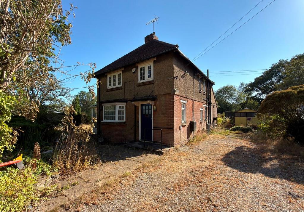Detached house exterior, driveway
