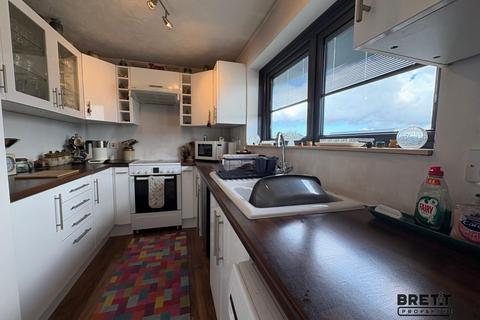 2 bedroom flat for sale, Haven Heights, Milford Haven, Pembrokeshire. SA73 2DN