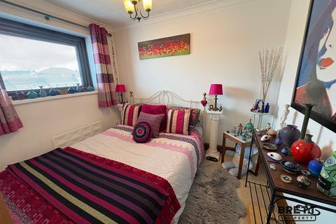 2 bedroom flat for sale, Haven Heights, Milford Haven, Pembrokeshire. SA73 2DN