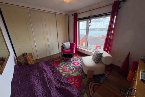 2 bedroom flat for sale, Haven Heights, Milford Haven, Pembrokeshire. SA73 2DN