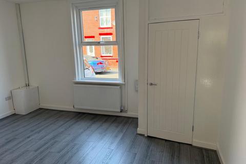 2 bedroom terraced house to rent, Walker Street, Middleton, M24
