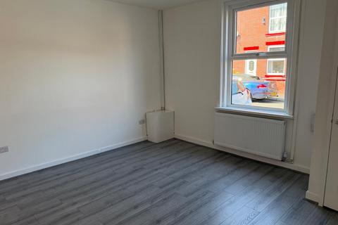 2 bedroom terraced house to rent, Walker Street, Middleton, M24