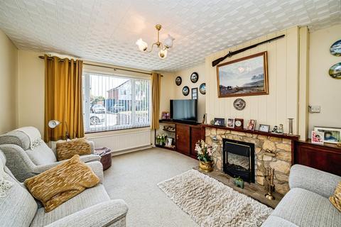 3 bedroom semi-detached house for sale, Queens Mead, Bedgrove, Aylesbury