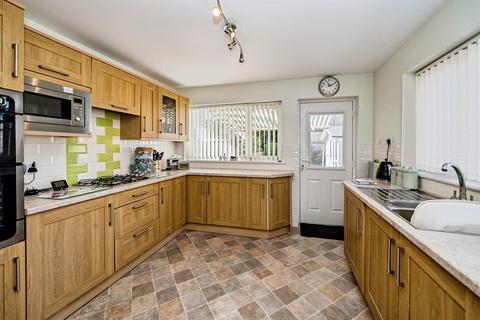 3 bedroom semi-detached house for sale, Queens Mead, Bedgrove, Aylesbury