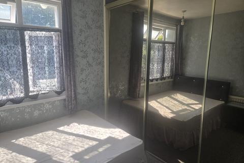1 bedroom bedsit to rent, Overstone Road, Luton LU4