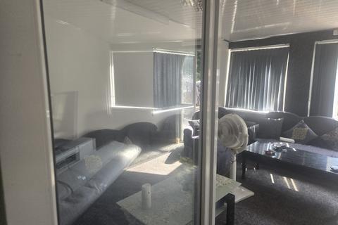 1 bedroom bedsit to rent, Overstone Road, Luton LU4