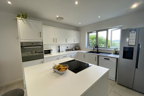 4 bedroom detached house to rent, Heathland Way, Neath