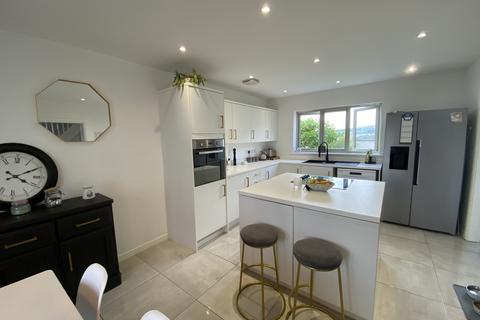 4 bedroom detached house to rent, Heathland Way, Neath