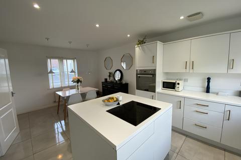 4 bedroom detached house to rent, Heathland Way, Neath