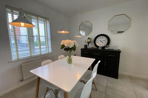 4 bedroom detached house to rent, Heathland Way, Neath