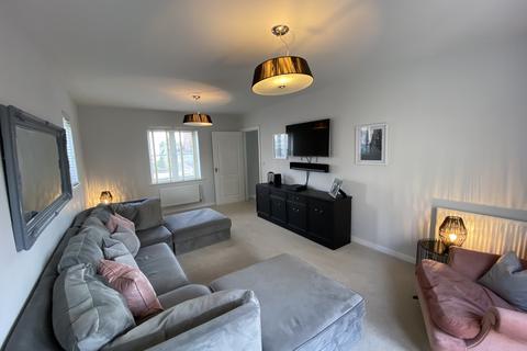 4 bedroom detached house to rent, Heathland Way, Neath