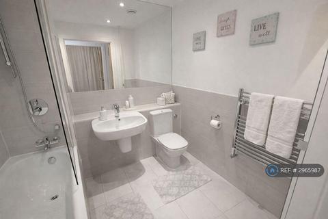 2 bedroom flat to rent, Flowers Close, London, NW2