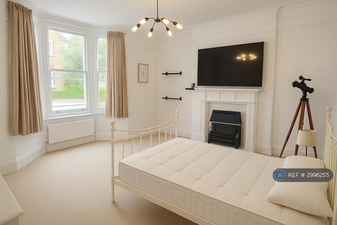 1 bedroom in a house share to rent, Rylett Road, London, W12
