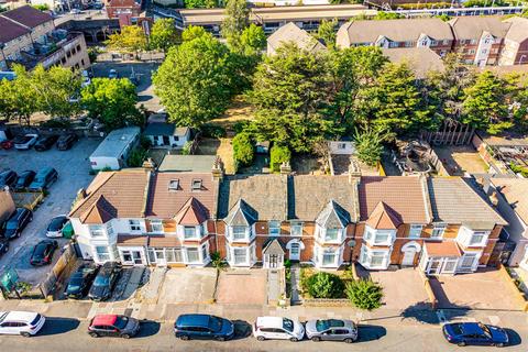 3 bedroom terraced house for sale, Kinfauns Road, Ilford