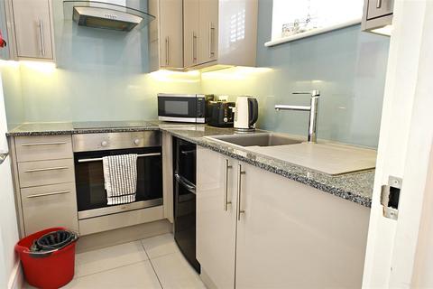 Studio to rent, 43 Chase Side, Southgate N14