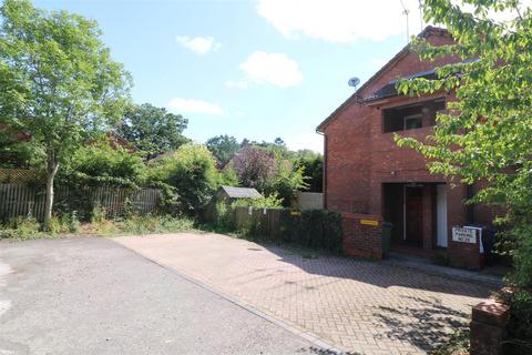 Studio to rent, Arlidge Crescent, Kenilworth