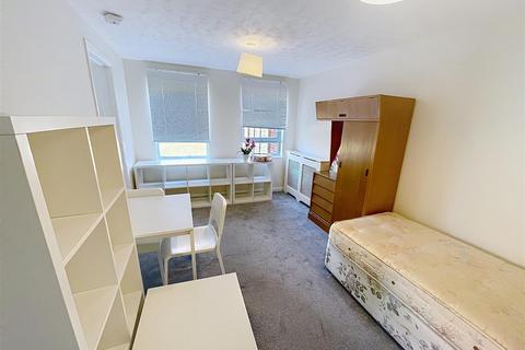 Studio to rent, Arlidge Crescent, Kenilworth