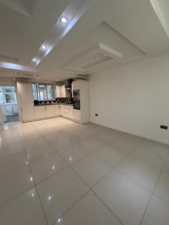 4 bedroom semi-detached house to rent, Parry Green South, Slough SL3