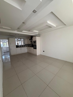 4 bedroom semi-detached house to rent, Parry Green South, Slough SL3
