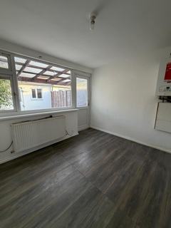 4 bedroom semi-detached house to rent, Parry Green South, Slough SL3