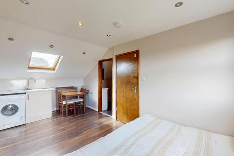Studio to rent, Finsbury Park, London N4
