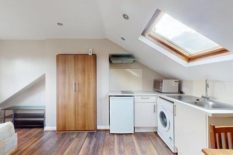 Studio to rent, Finsbury Park, London N4