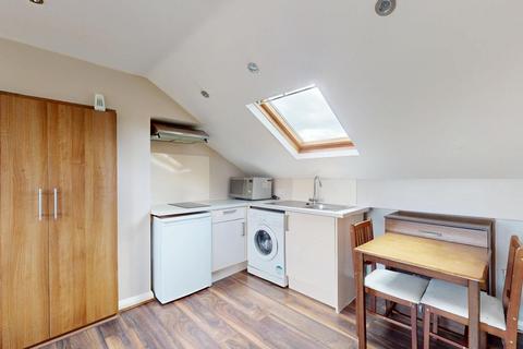 Studio to rent, Finsbury Park, London N4
