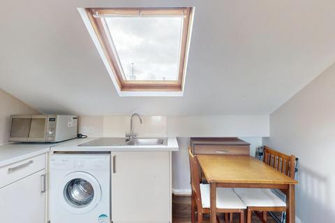 Studio to rent, Finsbury Park, London N4