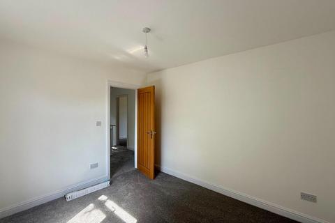 3 bedroom semi-detached house to rent, Castle Mount, Dewsbury