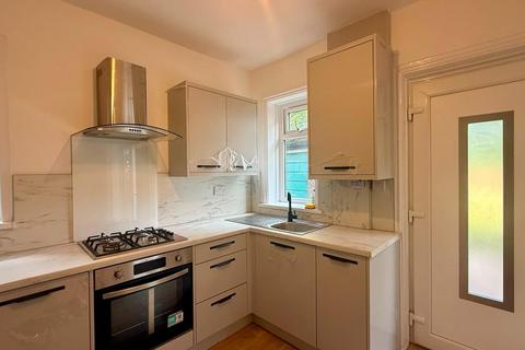 3 bedroom semi-detached house to rent, Castle Mount, Dewsbury