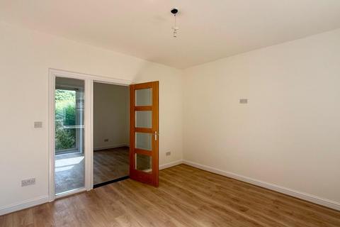 3 bedroom semi-detached house to rent, Castle Mount, Dewsbury