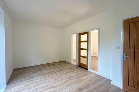 3 bedroom semi-detached house to rent, Castle Mount, Dewsbury