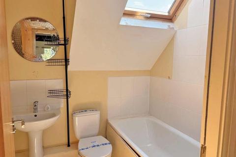 2 bedroom flat for sale, Armley Lodge Road, LEEDS