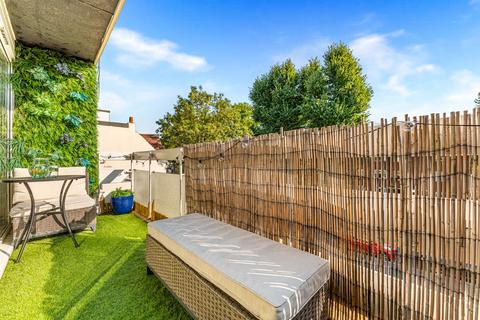 2 bedroom apartment for sale, Broadmead Road, Woodford Green, IG8