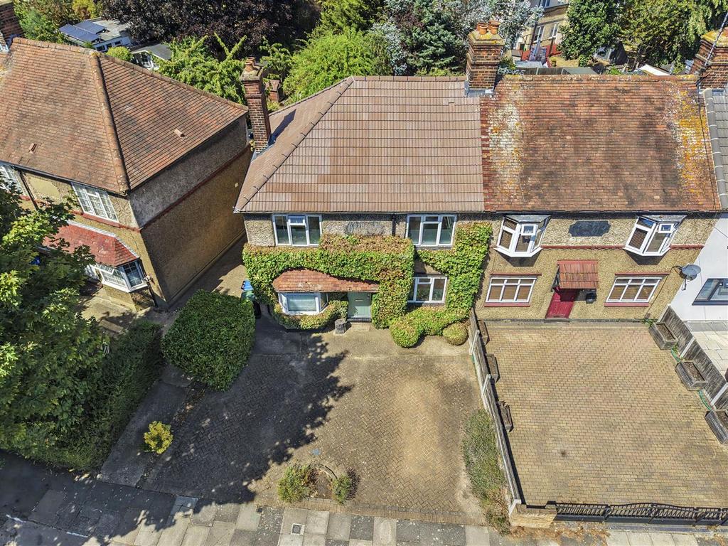 Detached house exterior, driveway