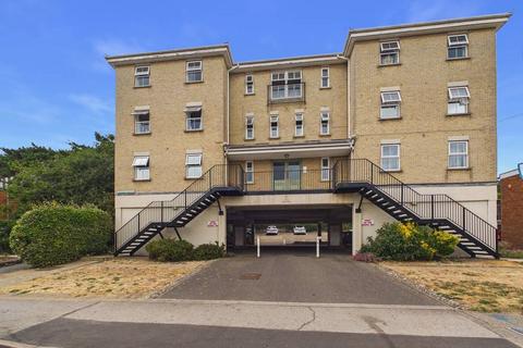 Studio to rent, Undercliff Road West, Felixstowe, Suffolk, IP11